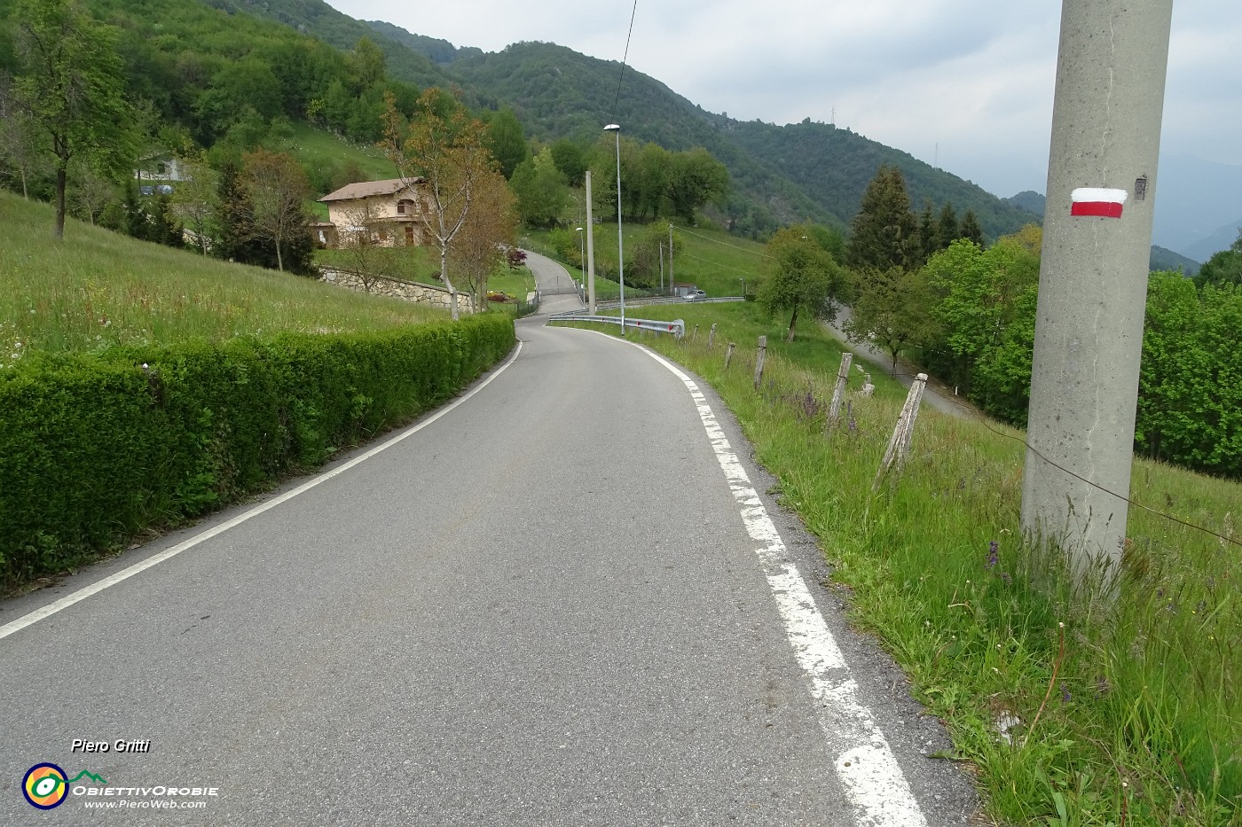 85 A Zergnone (852 m) seguo il 505A che prosegue a sx per buon tratto sulla strada asfaltata.JPG